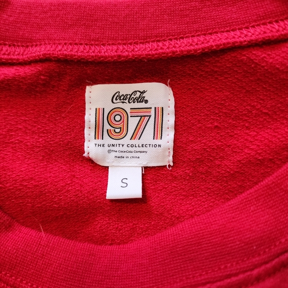 ✨2 for $5✨ Coca Cola Cropped Red Sweatshirt Size Small - Picture 7 of 8